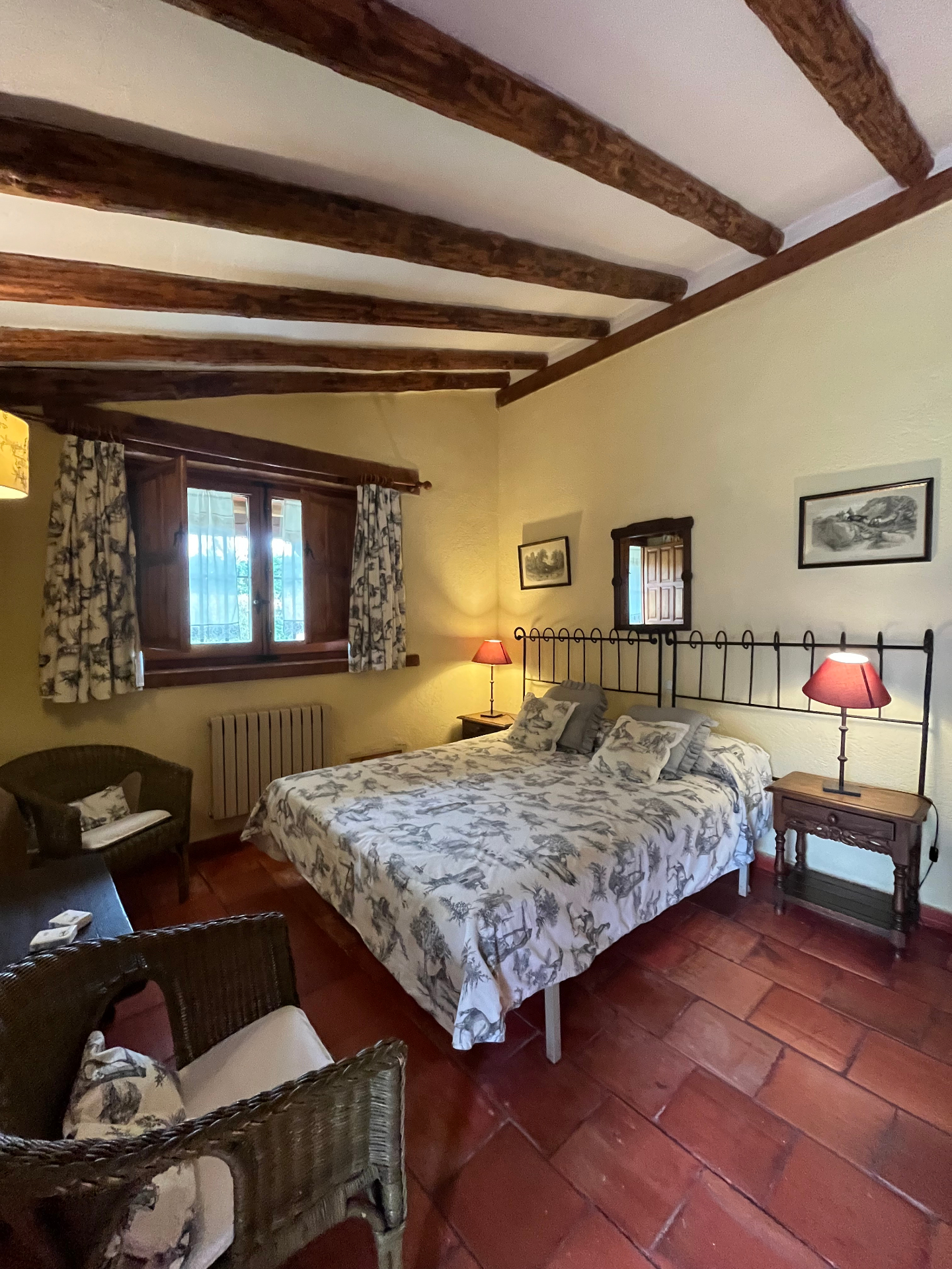 Dormitorio con vigas de madera en La Tejera